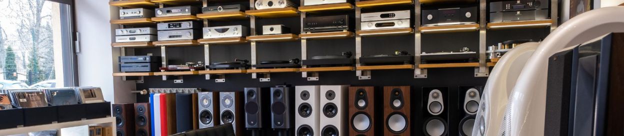 salon Planeta Dźwieku, kolumny, gramofony, sprzęt audio video na półkach